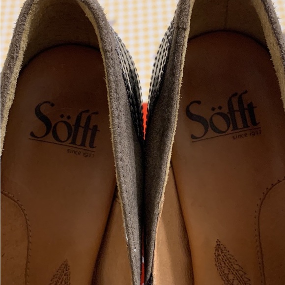Dark brown pump by soft brand bought at the bay. Never worn kept in box. - Picture 4 of 5